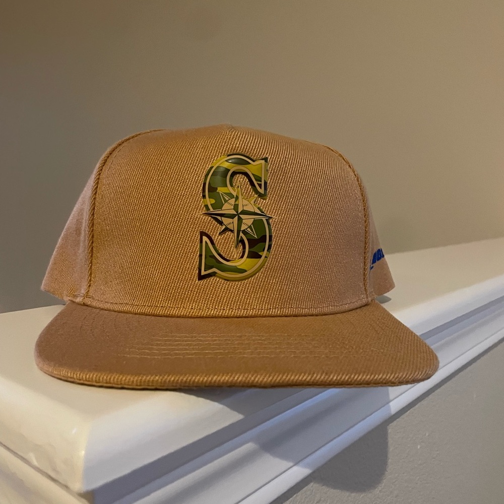 New - Beautiful unisex gold Seattle Mariners adjustable baseball hat